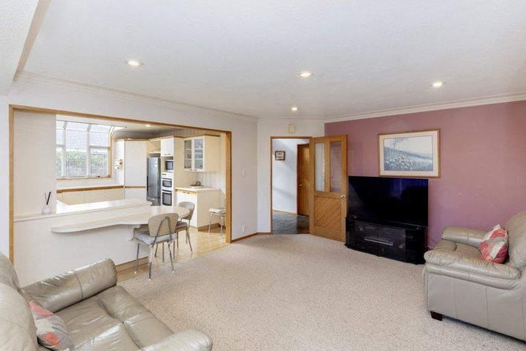 Photo of property in 18 Huntingdon Place, Avonhead, Christchurch, 8042