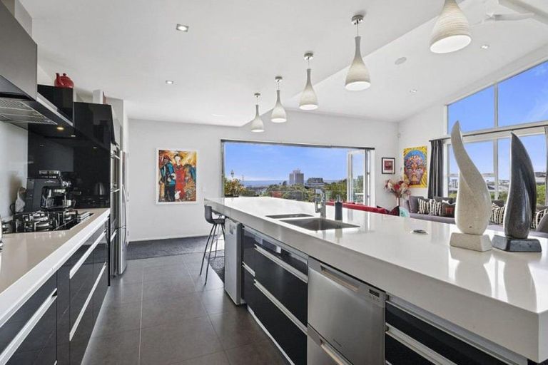 Photo of property in 86 Brougham Street, New Plymouth, 4310