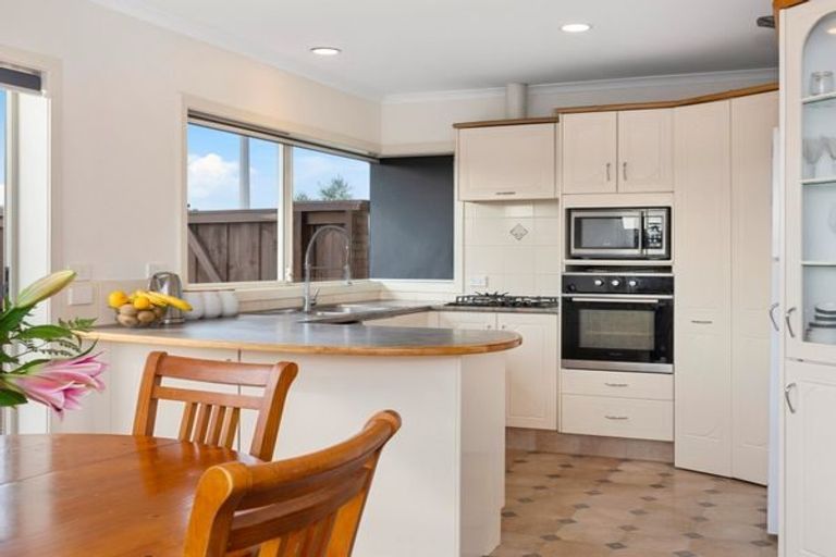 Photo of property in 320 Grenada Street, Papamoa Beach, Papamoa, 3118