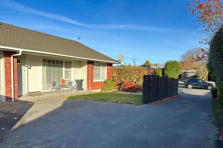 Photo of property in 2/28 Rosedale Place, Avonhead, Christchurch, 8042