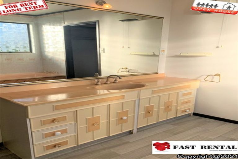 Photo of property in 18 Sumich Place, West Harbour, Auckland, 0618