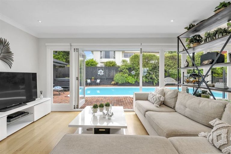 Photo of property in 3 Page Point, Mellons Bay, Auckland, 2014