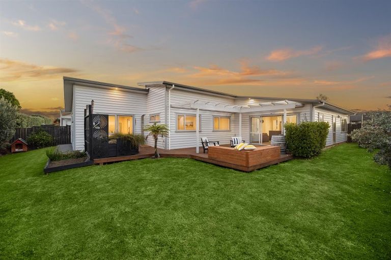 Photo of property in 8 Sir Lincoln Drive, Kumeu, 0810