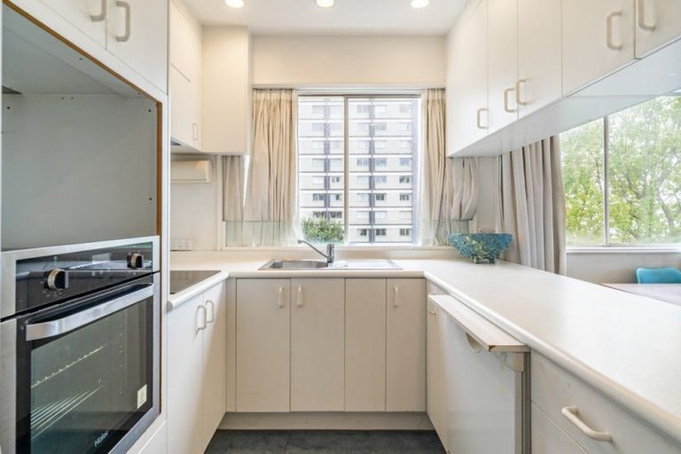 Photo of property in Grosvenor Flats, 19 Cottleville Terrace, Thorndon, Wellington, 6011