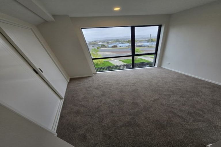 Photo of property in 1/267 Great North Road, Henderson, Auckland, 0612