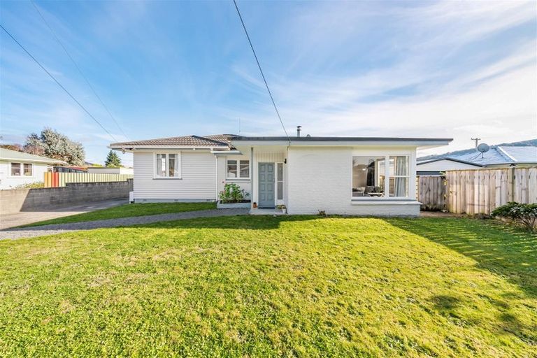 Photo of property in 21 Totara Park Road, Clouston Park, Upper Hutt, 5018
