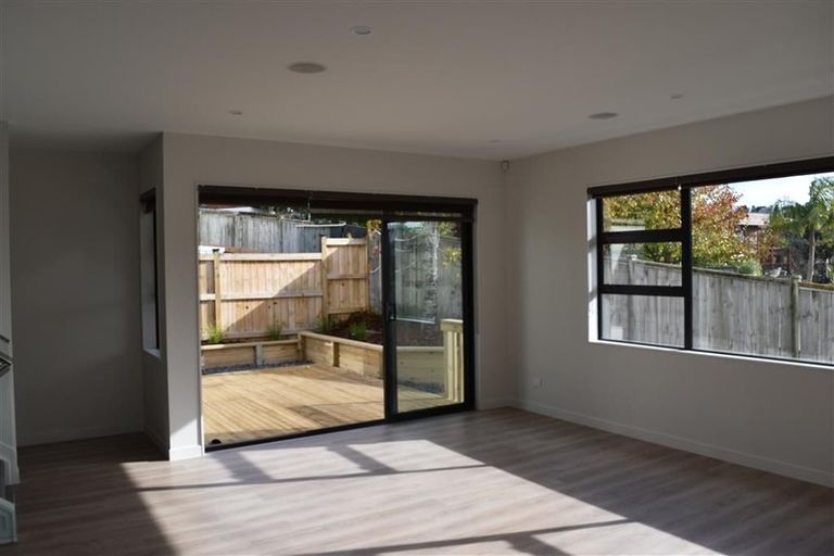 Photo of property in 18 Lyons Avenue, Murrays Bay, Auckland, 0630