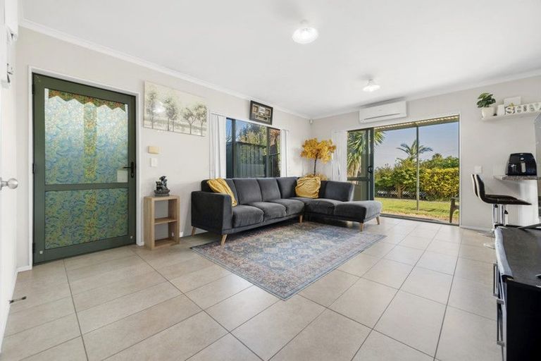 Photo of property in 16 Castlehill Court, Wattle Downs, Auckland, 2103