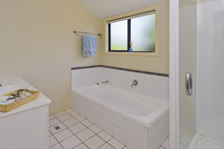 Photo of property in 6 Rising Parade, Fairview Heights, Auckland, 0632
