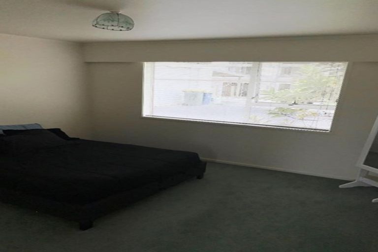 Photo of property in 2/5 Sylvan Crescent, Te Atatu South, Auckland, 0610