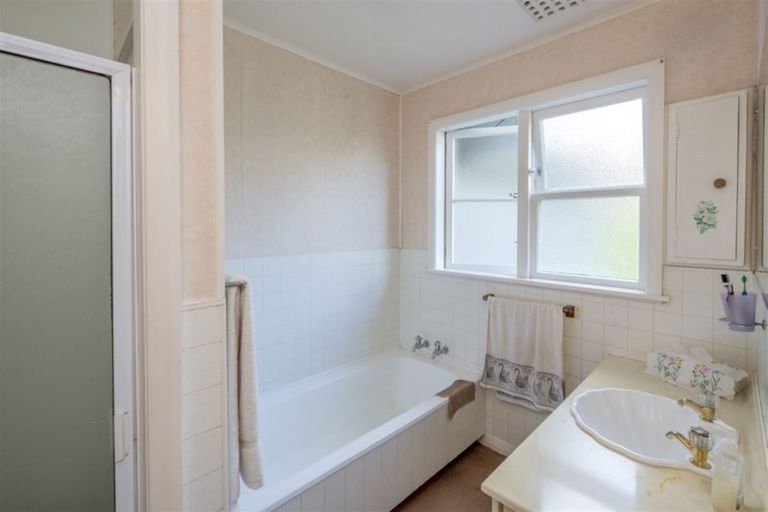 Photo of property in 16 Highbury Drive, Levin, 5510