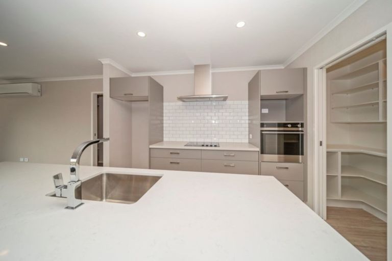 Photo of property in 5 Oakmont Crescent, Waiwhakaiho, New Plymouth, 4312