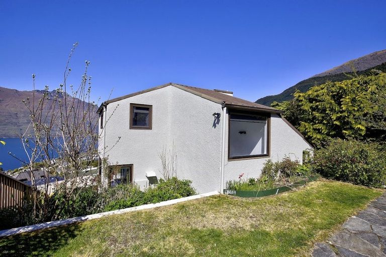 Photo of property in 92 Wynyard Crescent, Fernhill, Queenstown, 9300