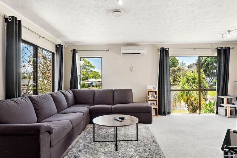 Photo of property in 3 Crestlands Place, Papakura, 2110