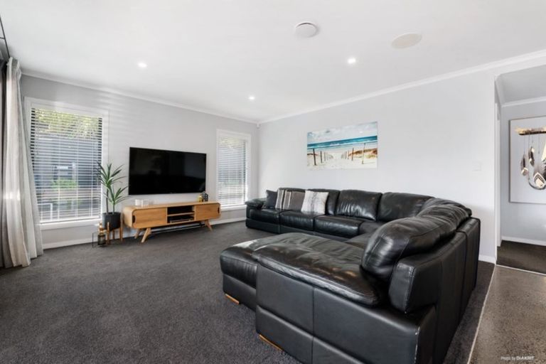 Photo of property in 16 Boocock Crescent, Orewa, 0931