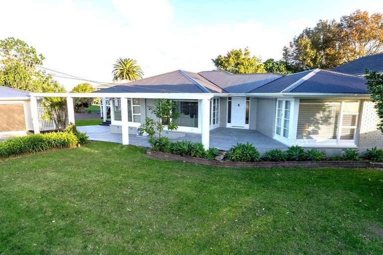 Photo of property in 33 Covil Avenue, Te Atatu South, Auckland, 0610