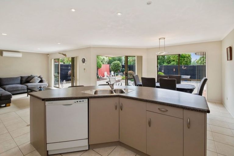 Photo of property in 4 Beverage Place, Rosehill, Papakura, 2113