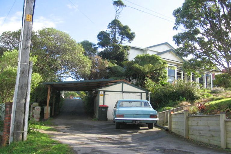 Photo of property in 35 Maungaraki Road, Korokoro, Lower Hutt, 5012