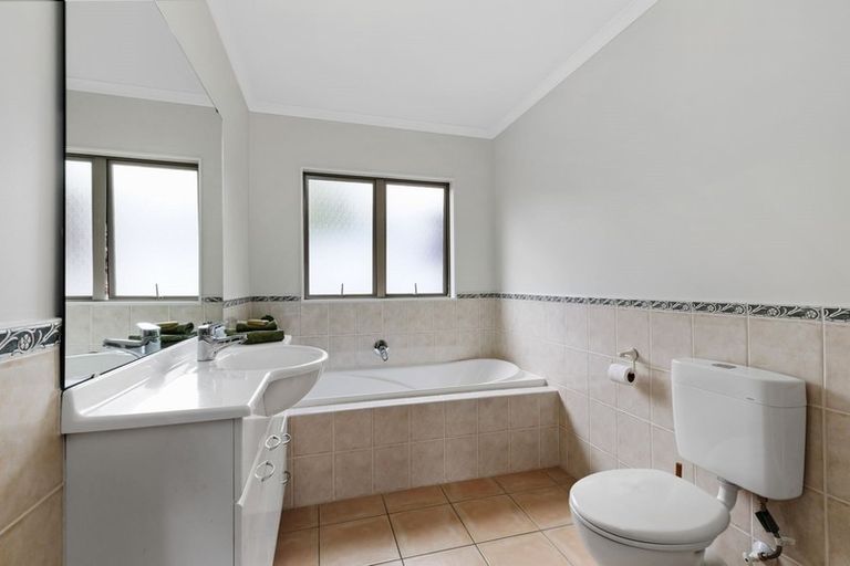 Photo of property in 1 Landvale Court, Browns Bay, Auckland, 0630