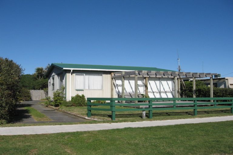 Photo of property in 24 Himatangi Street, Himatangi Beach, Foxton, 4891