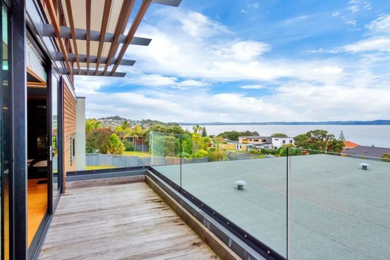 Photo of property in 51 Pacific Parade, Army Bay, Whangaparaoa, 0930