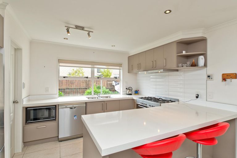 Photo of property in 16 Lake Road, Northcote, Auckland, 0627