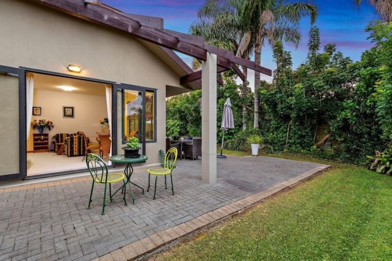 Photo of property in 3 Lupetti Rise, West Harbour, Auckland, 0618