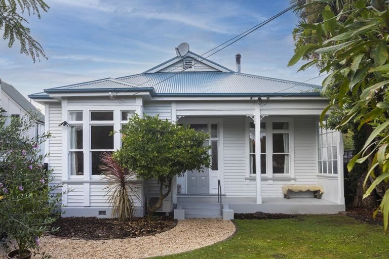 Photo of property in 17 Reeves Road, Opawa, Christchurch, 8023