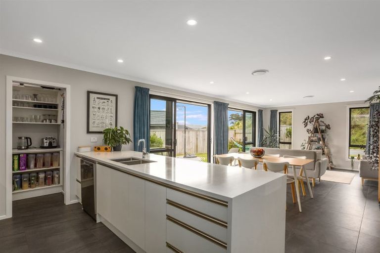 Photo of property in 25 Queen Charlotte Drive, Aotea, Porirua, 5024