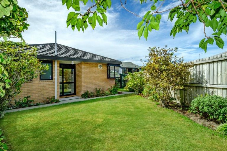 Photo of property in 2/25 Aberfoyle Place, Parklands, Christchurch, 8083