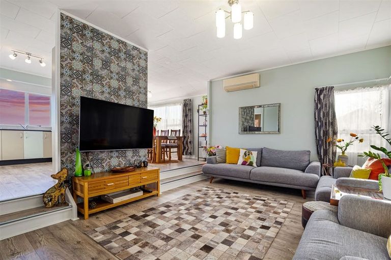 Photo of property in 3 Garcia Place, West Harbour, Auckland, 0618