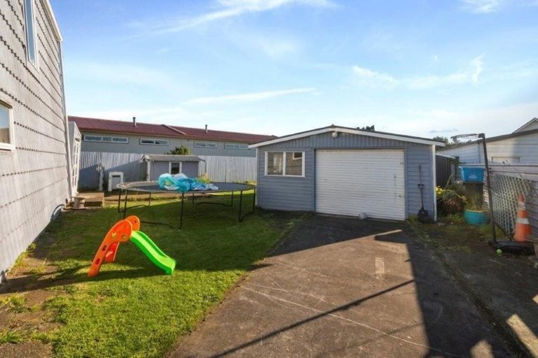 Photo of property in 1 County Drive, Hawera, 4610