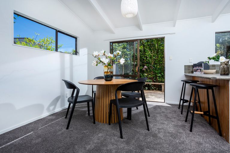 Photo of property in 2/17 Winifred Avenue, Bayview, Auckland, 0629