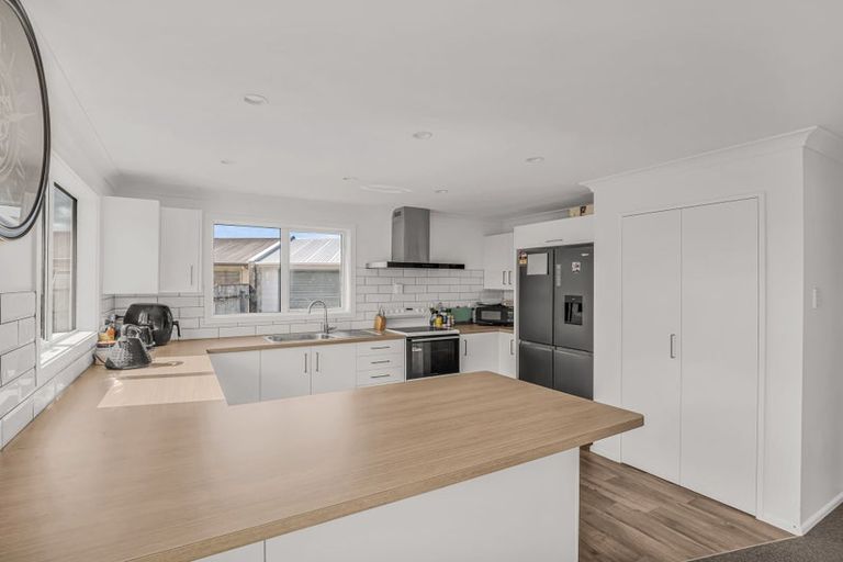 Photo of property in 11 Leander Place, Milson, Palmerston North, 4414