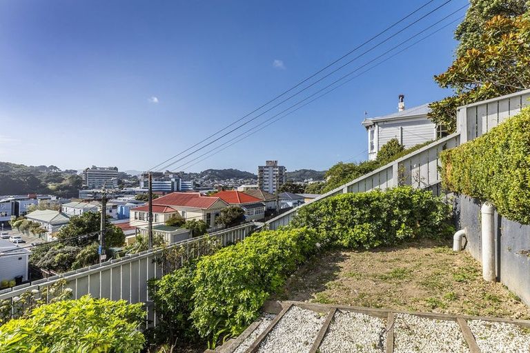 Photo of property in 18 Carrington Street, Mount Cook, Wellington, 6021
