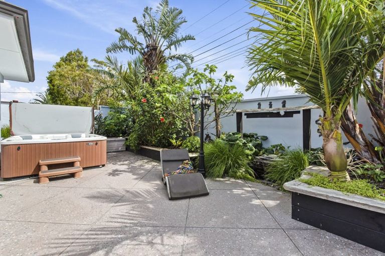 Photo of property in 2/11 Ridge Road, Waiake, Auckland, 0630