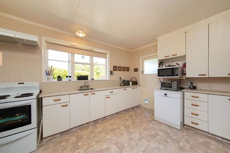 Photo of property in 16 Ilford Place, Awapuni, Palmerston North, 4412