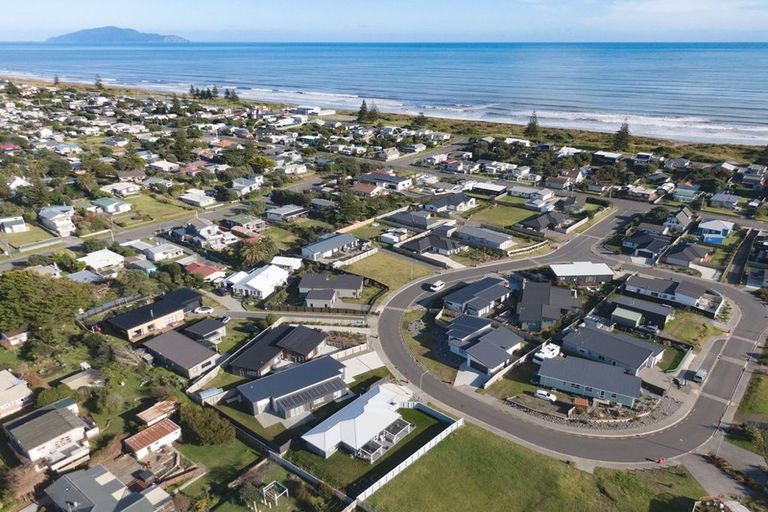 Photo of property in 37 Seagrass Place, Otaki Beach, Otaki, 5512