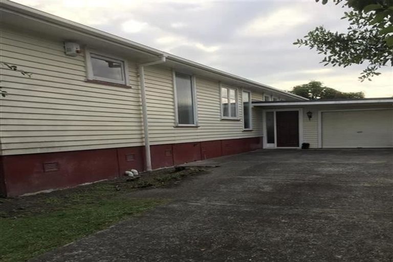 Photo of property in 24 Hobsonville Road, West Harbour, Auckland, 0618