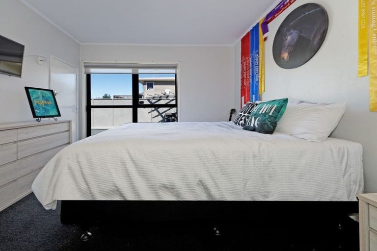 Photo of property in 15 Bodi Place, Te Atatu South, Auckland, 0610