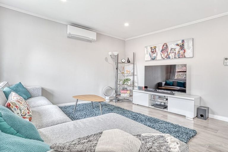 Photo of property in 2/33 Lowtherhurst Road, Massey, Auckland, 0614