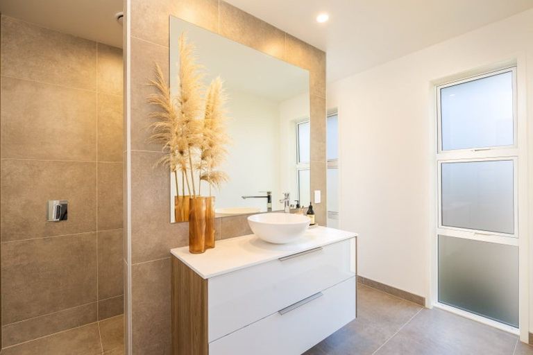 Photo of property in 37 Sycamore Grove, Lower Vogeltown, New Plymouth, 4310