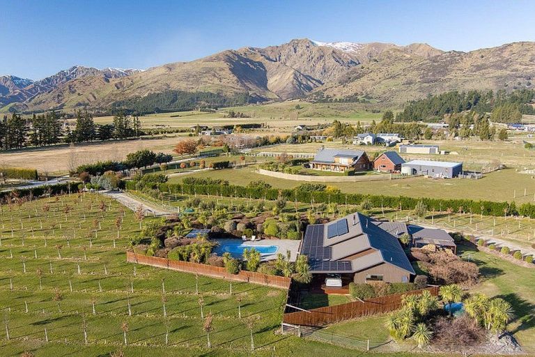 Photo of property in 118 Lachlan Avenue, Hawea Flat, Wanaka, 9382