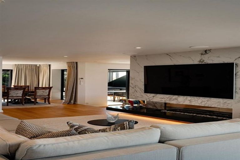 Photo of property in 1/60 Milford Road, Milford, Auckland, 0620