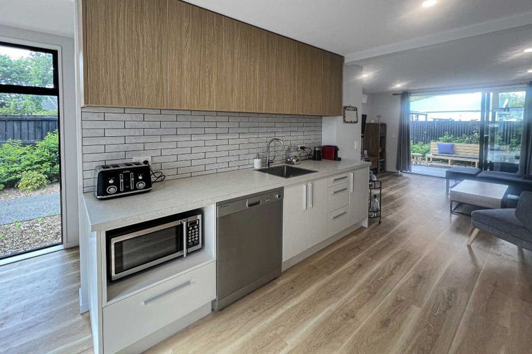 Photo of property in 6/12 New Brighton Road, Shirley, Christchurch, 8061