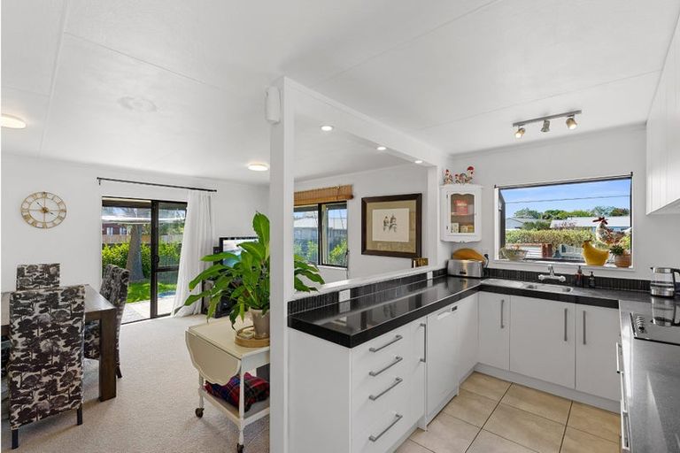 Photo of property in 88 Queens Road, Waikanae Beach, Waikanae, 5036