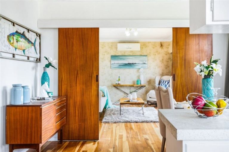 Photo of property in 53 Manhattan Heights, Glendene, Auckland, 0602