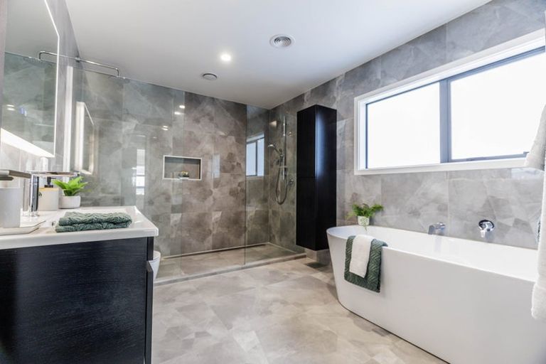 Photo of property in 142 Amesbury Drive, Churton Park, Wellington, 6037