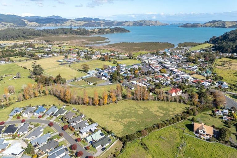 Photo of property in 136 Golden Shore Place, Coromandel, 3506
