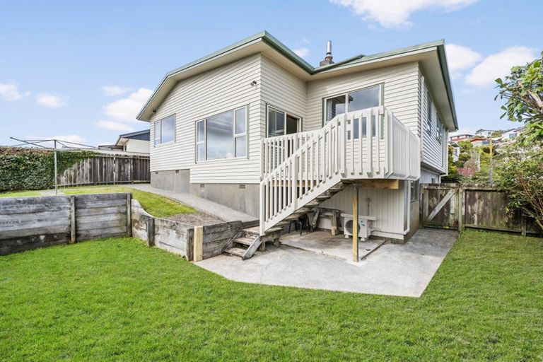 Photo of property in 59 Chapman Street, Newlands, Wellington, 6037